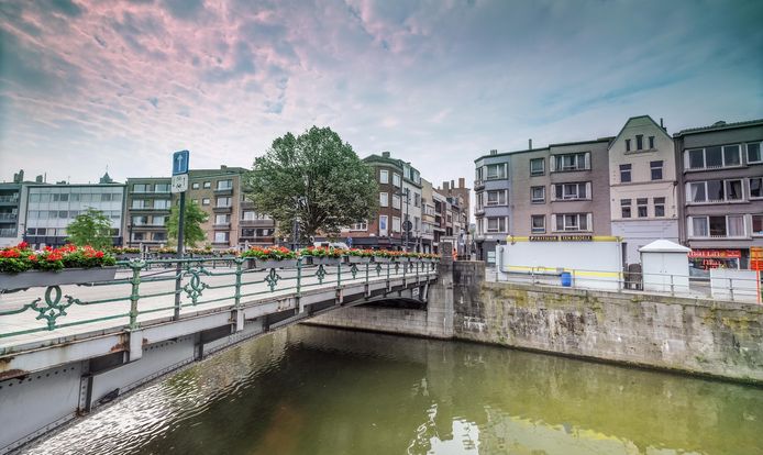 Ook het vernieuwen van de Leiebrug, in een slechte staat, wordt mee bestudeerd.