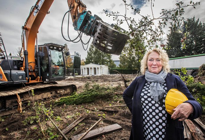 Begraafplaats Sint Barbara.
Directeur Astrid van Oranje op de plaats waar het nieuwe crematorium gaat komen. (Den Haag 26-10-21)  Foto:Frank Jansen.