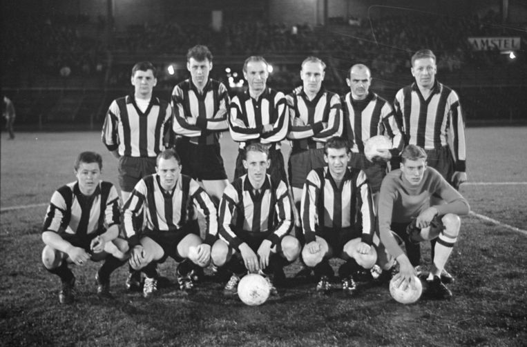 4 april 1962: Israël (linksonder) met DWV voor de erewedstrijd tegen De Volewijckers. Derde van linksboven is Stanley Matthews. Beeld Harry Pot