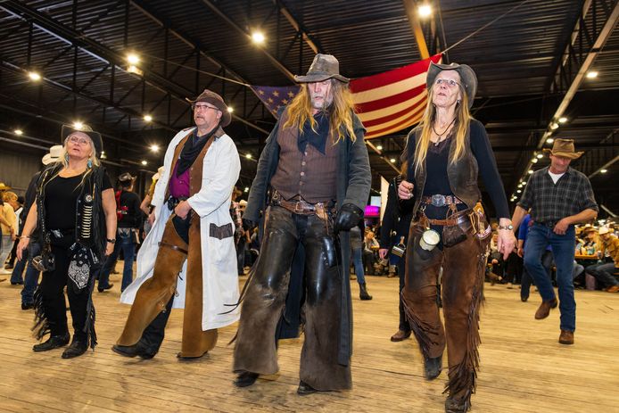 De Western Experience in de Brabanthallen. Op verschillende plekken werd gedanst op Westernmuziek