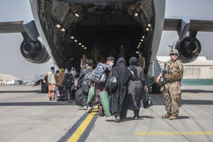 Amerikaanse militairen evacueren mensen uit Kaboel.
