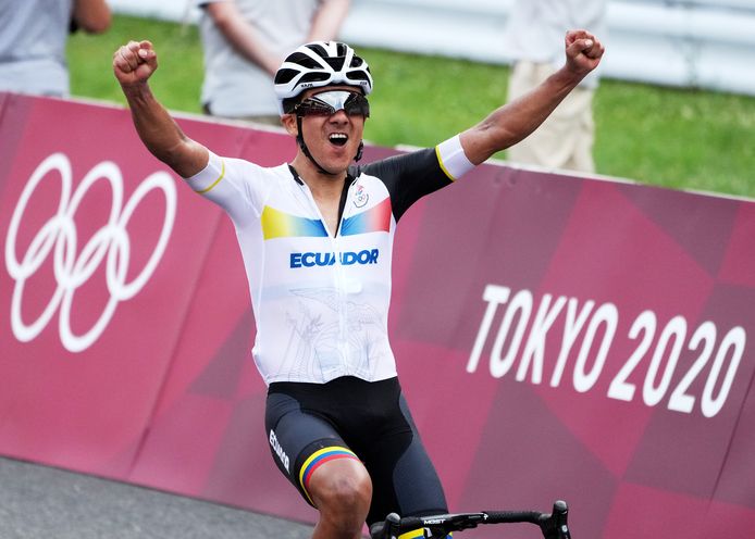 Richard Carapaz wint de zware wegrace in Tokio.
