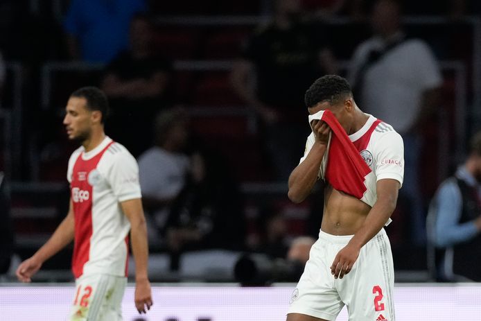 Jurriën Timber en Noussair Mazraoui treuren.