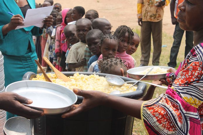 Kinderen krijgen eten uitgedeeld op een school in Bangui in de Centraal-Afrikaanse Republiek. Op dit moment hebben 1,5 miljoen kinderen in het land dringend hulp nodig, zegt Unicef.