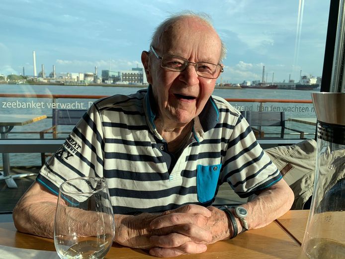Bram van Dorp werd 96 jaar. Hij had veel geluk in zijn leven. ‘Als Bram van een kerktoren valt, komt er een hooiwagen voorbijrijden’, zeiden mensen weleens gekscherend.