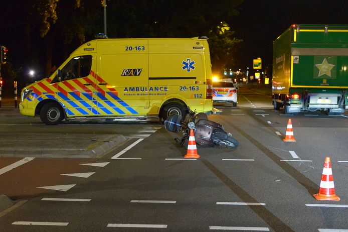 De scooter en auto botsten op een oversteekplaats in Breda.
