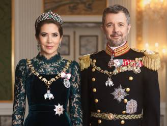 Nu mag zij de kroonjuwelen pas dragen: Deens hof onthult eerste galaportret van koningin Mary en koning Frederik