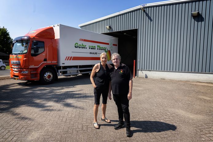 Anita en Frank van Thoor mogen bij hun bedrijfshal aan de Raadhuisstraat in Aalst een landwinkel starten.