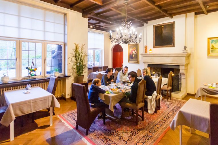 In de Torenhof ontbijten de hotelgasten onder de schilderijen van de vroegere bewoner, Albert Servaes. Beeld Sander Groen