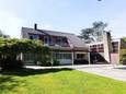 De vrijstaande villa aan de Robinia 4 in Dordrecht wordt gesloopt om plaats te maken voor drie nieuwe woningen op hetzelfde kavel.