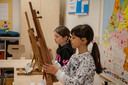 Wilgenhof zet nog meer in op kunst en cultuur in het lesprogramma, Jolie en Duha geconcentreerd aan de slag achter de schildersezel.