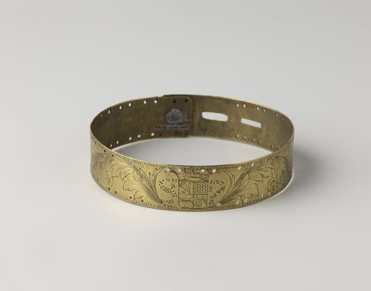 Halsband met het wapen van Nassau, messing, 1689.
 Beeld Rijksmuseum