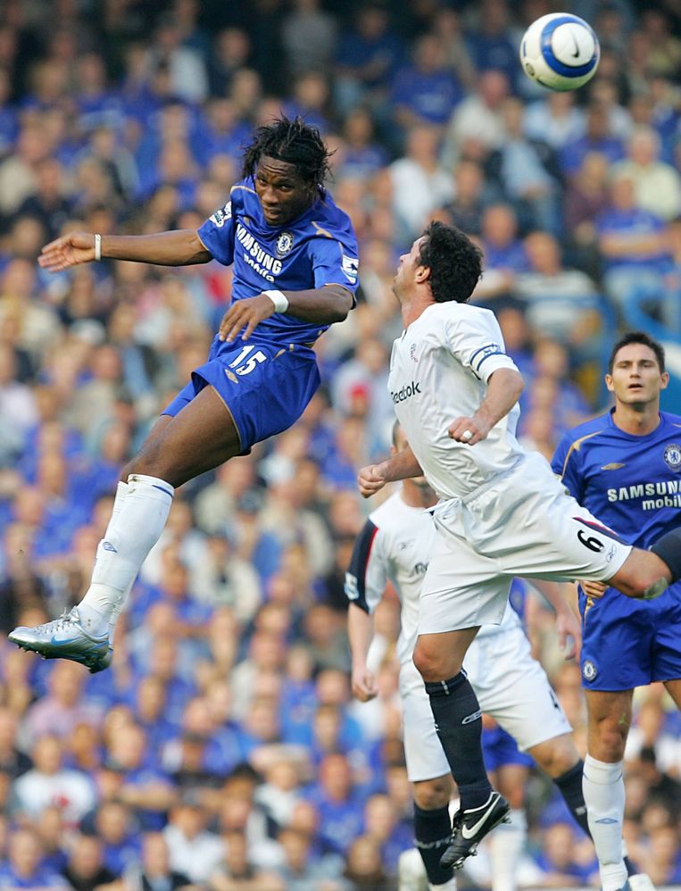 Gary Speed in het shirt van Bolton Wanderers in duel met Didier Drogba van Chelsea in 2005 Beeld anp