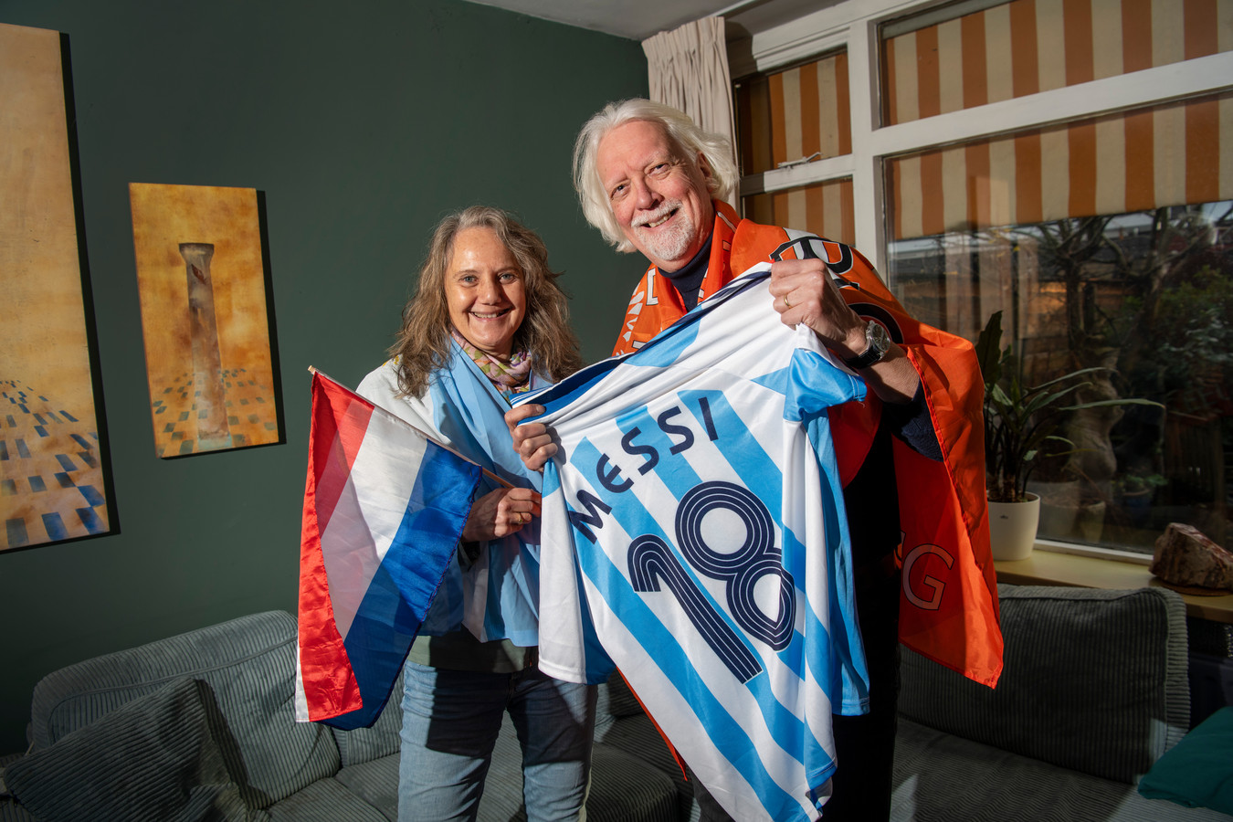 Het echtpaar Gaastra, Reint (66) en Gabriela (62), houdt van voetbal, maar vanavond staan ze tegenover elkaar. Zij is Argentijnse en hij Nederlands.