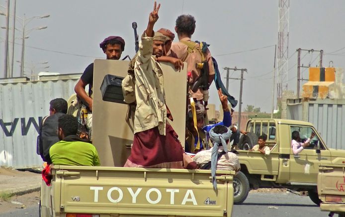 Overheidstroepen vechten in Hodeida tegen de Houthi-rebellen.