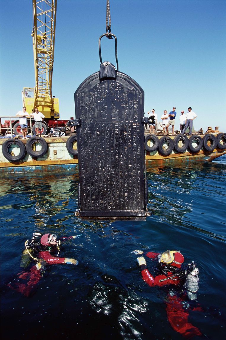 De Thonis-Heracleion Stele wordt uit het water gehesen (in 2001). Beeld Maritiem Museum Alexandrië