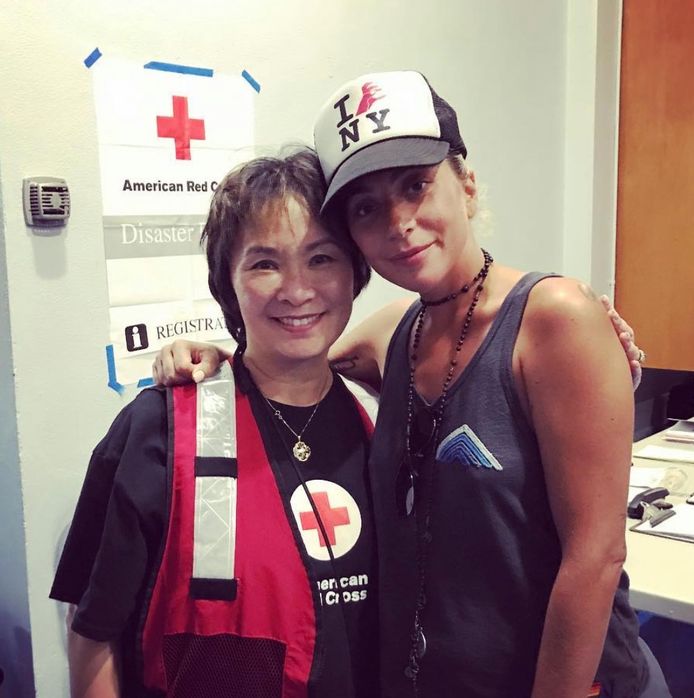 Lady Gaga bezocht het Rode Kruis.