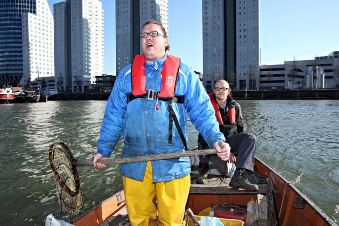 Van de Meent en Janssen zoeken naar afval.