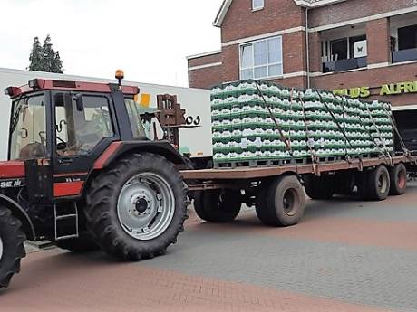 Bier voor de laatste keer in de aanbieding: Drentse jongens halen 490 kratten op met tractor