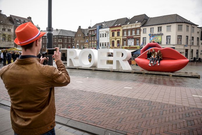 Sinds enkele jaren heeft Roermond een kunstwerk op het Stationsplein, dat bestaat uit de letters Roer en een mond. Roermond beoogt hiermee dat bezoekers op de foto gaan bij het kunstwerk en dit via sociale media delen met de rest van de wereld. het werk is te verglijken met I amsterdam. Het kunstwerk is een initiatief van ondernemersvereniging BIZ.