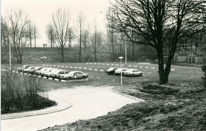 Maart 1984: auto's parkeren op het onverharde terrein waar eerder kwekerij Kweeklust stond. Het wordt in 1984 alsnog geasfalteerd.