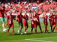 De spelers van FC Twente bedanken de supporters na de zege op Heerenveen.