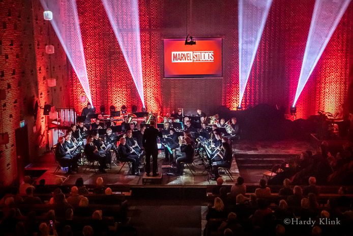 Beeld van het jubileumconcert van muziekvereniging De Eendracht uit Almelo rond muziek uit de superhelden films van Marvel.