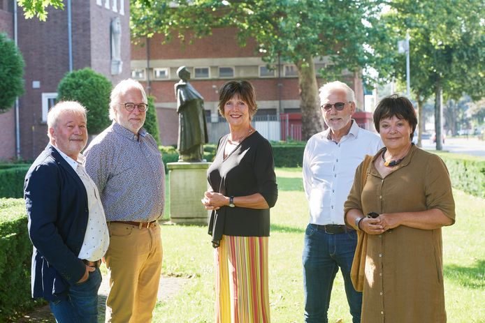 Op het TBL zijn vijf afscheidnemers, v.l.n.r.  Theo Derks, Jan Maas, Els Urselmann, Bert de Vaan en Karin Doup.