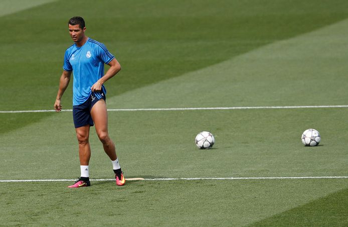 Cristiano Ronaldo con il suo primo passaggio per il Real Madrid.