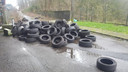 Ces pneus usés sont restés une bonne semaine à l'angle de la rue du Garde-Barrière et de la rue Chet à Montignies-sur-Sambre (Charleroi)