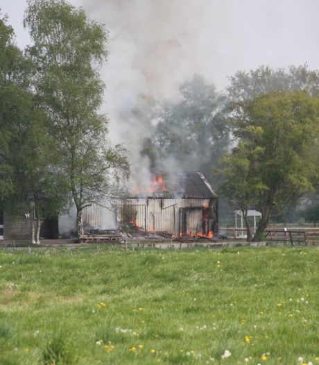 Vlammen slaan uit brandende schuur bij Wierden, paarden op tijd in veiligheid gebracht