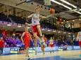 Topscorer Hidde Schottert van verliezend finalist Heroes Basketball Academy Den Bosch belaagt Apollo's basket in de finale om de NK-titel.