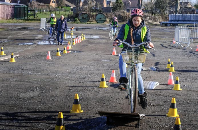 De aftrap van KBK wordt deze week gegeven door de lagereschoolkinderen van Kuurne. Zij mochten een behendigheidsparcours afleggen op de hippodroom.