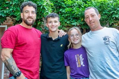 Bas rent 60 kilometer om geld in te zamelen voor kinderen die een ouder verloren: ‘Trots op papa’