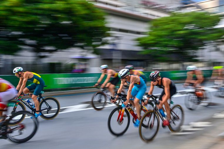 Marten Van Riel (nummer 27) in actie tijdens de triatlon in Tokio. Beeld Photo News