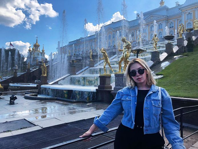 Vasilisa bij de fonteinen van Peterhof in Sint Petersburg