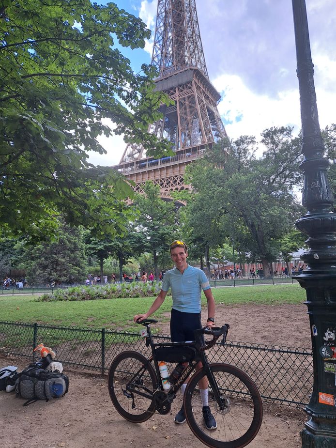 Na ruim 18,5 uur fietsen kwam Sjors aan bij zijn eindpunt: de Eiffeltoren in Parijs