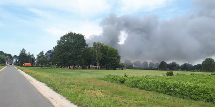 De brand in Halle is van ver te zien.