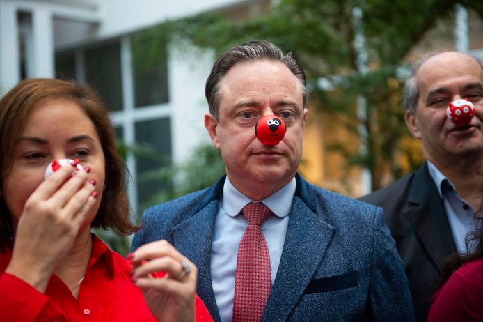 Burgemeester Bart De Wever met een rode neus.