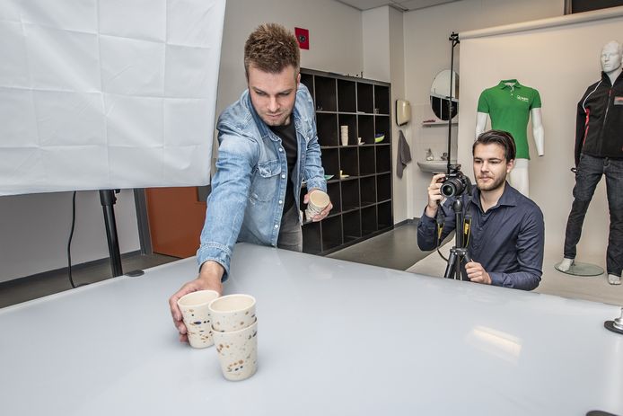 Marco (links) en Henri aan het werk in de fotostudio van MultiMedia in Rijssen.