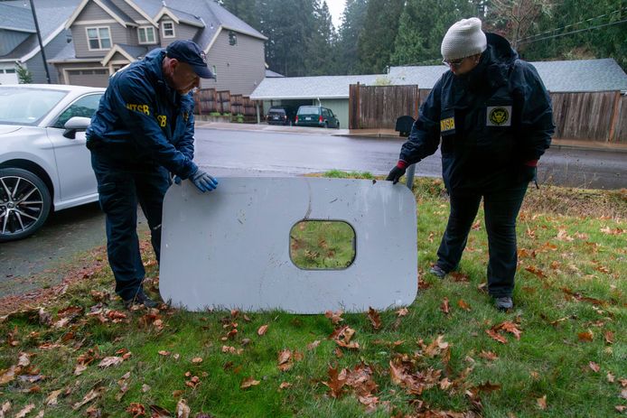 Het losgeraakte deurpaneel van de Boeing 737 Max 9 werd teruggevonden nabij Portland, Oregon in de Verenigde Staten. (08/01/24)