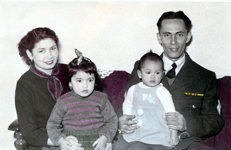 Marion Bloem (rechts in de armen van haar vader) met haar moeder en zus. Beeld Trouw