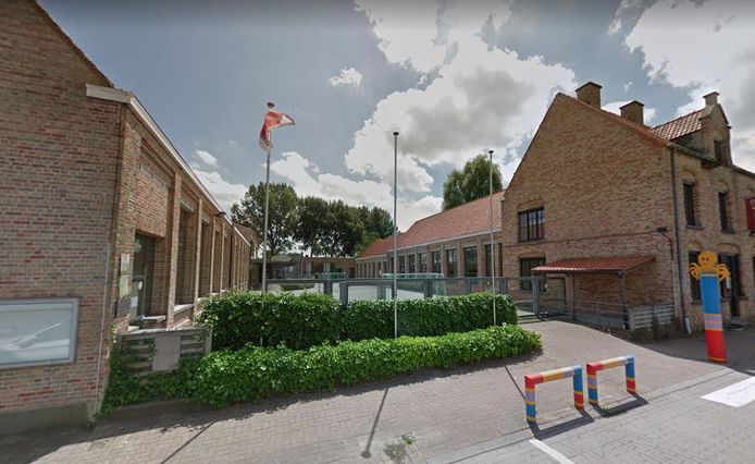Het schooltje in de Roeselarestraat in Oostnieuwkerke wordt een GO-school