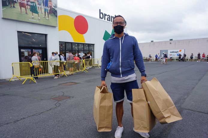 Waanzinnige wachtrij bij Brantano Middelkerke om paar schoenen op