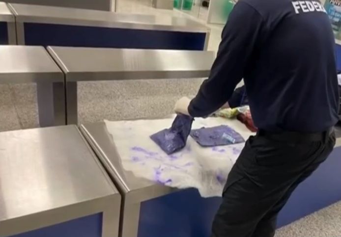 De politie ontdekt cocaïne in de bagage van de Belg.