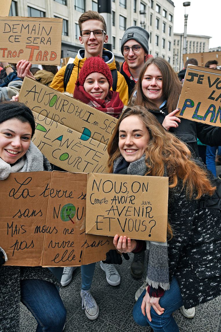 De 17-jarige Inès Hennen (rechtsvoor) is samen met haar vrienden uit het Waalse Rèves naar Brussel gekomen. Ze probeert zo weinig mogelijk te consumeren en spreekt anderen er ook op aan. Ze wil minder vliegen, al zou het lastig zijn om nee te zeggen tegen een vakantie in de Verenigde Staten. Beeld Guus Dubbelman