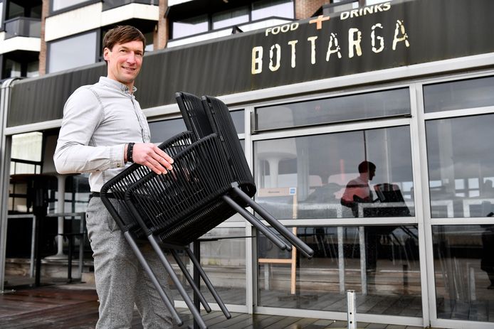 Gerald Piers van bistro-restaurant Bottarga op de Oostendse zeedijk hoopt tegen de paasvakantie de terrasstoelen en tafels te 
kunnen zetten.