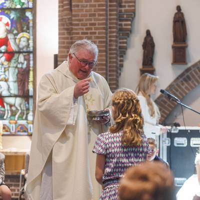De eerste communie leeft vooral nog in de dorpen: ‘Je kind is je trots, daar doe je alles voor’