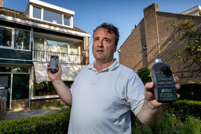 Eerder toonde spoorbewoner Xavier Waelkens met een professionele geluidsmeter aan dat de treinen voor zijn deur veel lawaai maken.