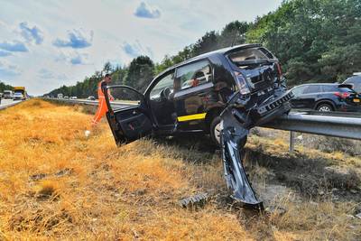 Auto belandt op vangrail na botsing op A67 bij Steensel, twee gewonden